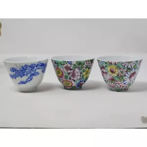 Taza de té/sake china pintada a mano vintage con estampado floral estampada en la parte inferior - Imagen 1 de 11