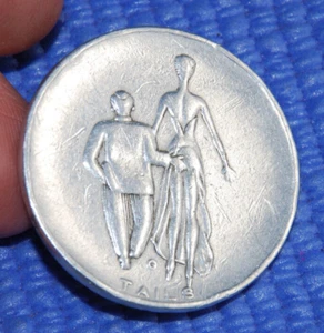 Moneda clásica vintage cabezas o colas de 1-1/2" de diámetro Naughty Man tocando mujer - Imagen 1 de 6