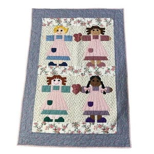 Edredón de retazos para cama de bebé pequeño niña amigas rosa azul floral 34" X 48" - Imagen 1 de 7