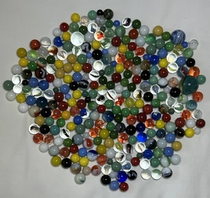 Vintage Lot Of 270+ Glass Marbles ~ All Sizes ~ Yarn Pouch ~ Almost 3 Pounds - Foto 1 di 22
