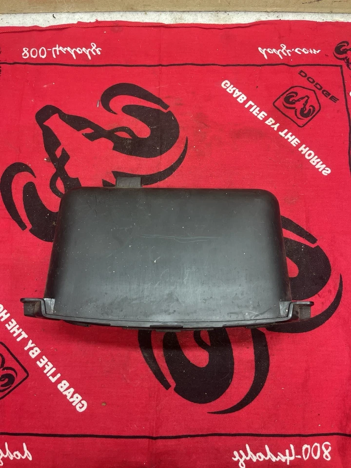02 05 Dodge Ram 1500 2500 3500 Radio Bisel Almacenamiento Cubby con Alfombrilla OEM 5GT17TRMAA Foto 1 de 4