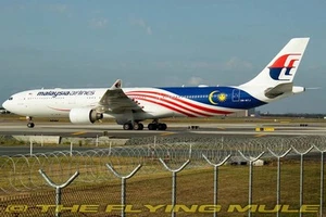 Phoenix Models 1:400 A330-300 Malaysia Airlines 9M-MTJ - Picture 1 of 1