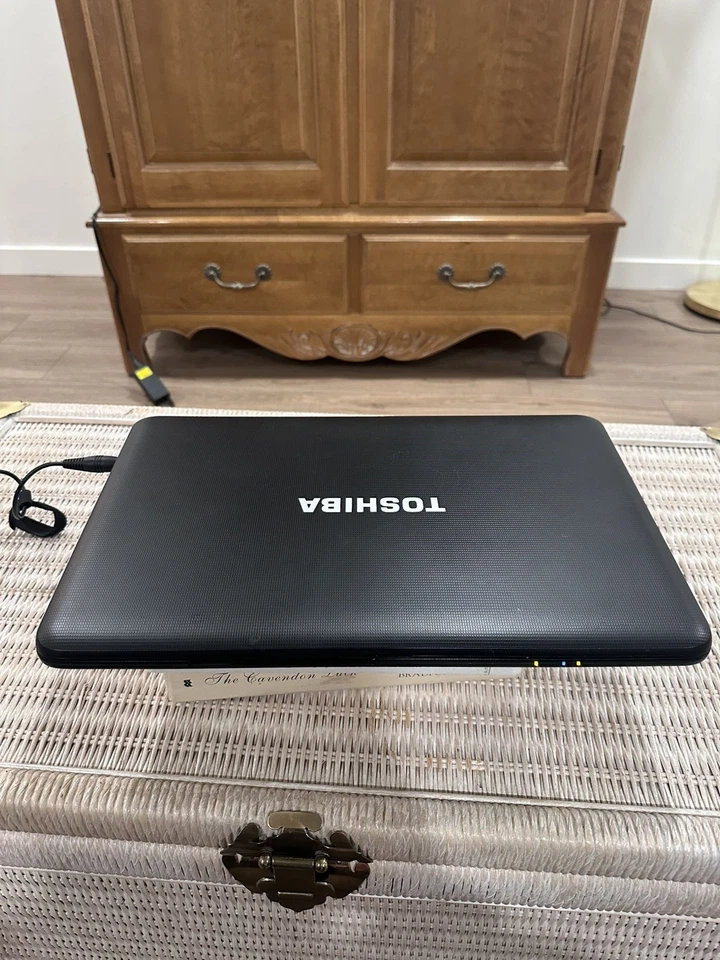 Toshiba Satellite C855D-S5106 Laptop NEEDS BATTERY  - Image 1 of 4