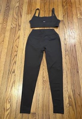 Nuevo sin etiquetas Conjunto Active Sportbody Active Conjunto Sujetador Deportivo y Leggings Marrón Logo Mediano Foto 1 de 4