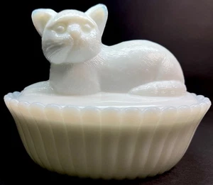 Vintage Westmoreland White Milkglass Cat on Basket Lidded Candy Dish Trinket - Picture 1 of 10