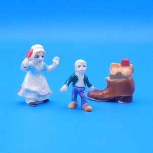 Conjunto de estatuillas vintage de rima infantil Bone China VIEJA MUJER EN EL ZAPATO - Imagen 1 de 6