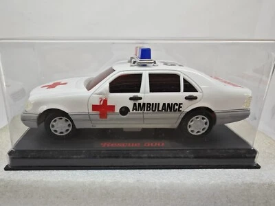1:24  -     Mercdedes S class bianca Ambulanza - plastica con chiave per ricaric - Immagine 1 di 4