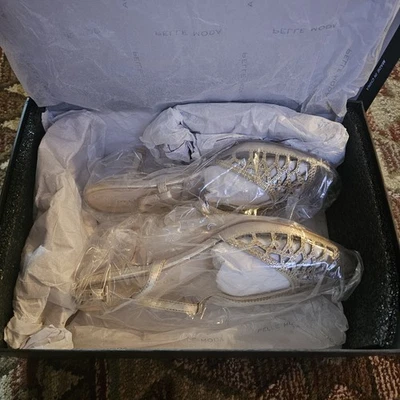 Pelle Moda Adaline-MS Plat Gold Metal Gamuza 7-1/2M Nuevo en caja  Foto 1 de 4