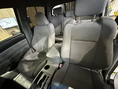 TOYOTA TACOMA 2005-2011 FRONT SEAT BELT BUCKET GRAY CREW CAB 4 DR  Foto 1 de 4