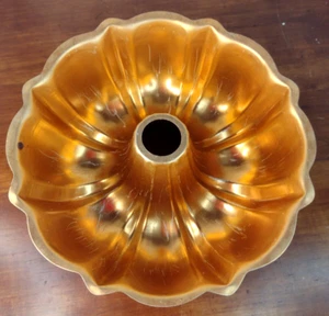 Metal Bunt Pan Wall Hanger Copper Gold Toned Farmhouse Chic Kitchen Decor - Picture 1 of 9