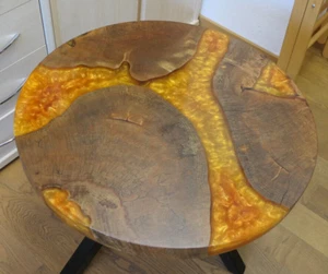 Designechtholz-Tisch mit effektvollen Vergussbereich mit farbigem Epoxidharz - Bild 1 von 3
