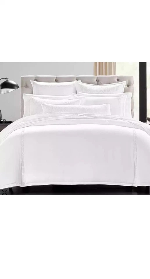 Funda nórdica Hudson Park Italian Tivoli bordada Queen + 2 soportes falso - $850, plateada Foto 1 de 4