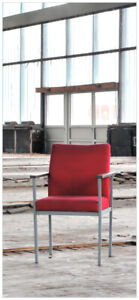 Türposter Türtapete 93x205cm - Stille Leere - ein einsamer roter Stuhl einer