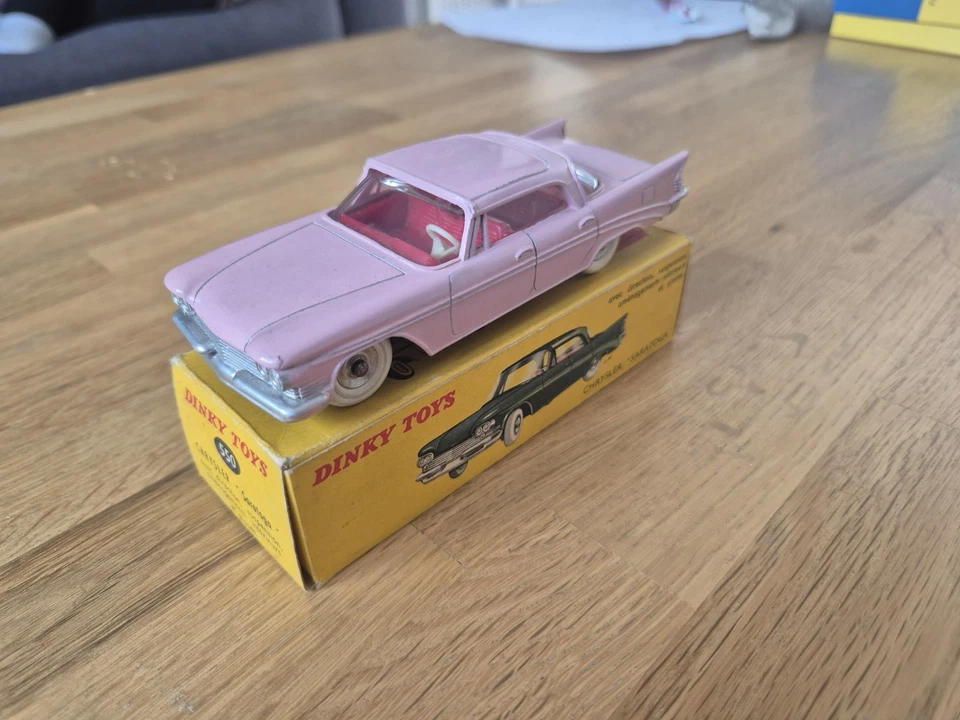Chrysler Saratoga rose DINKY TOYS Ref : 550 Avec Boite D’origine - Photo 1/4