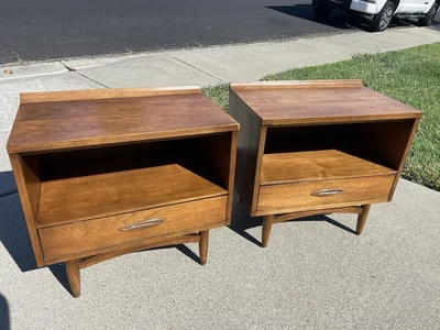 Broyhill Sculptra Mid Century Modern Walnut Nightstands Pair MCM Vintage 1960s - Image 1 of 4