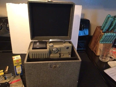 Proyector de película Eumig P8 automático - no probado, leer de colección, tal cual. Foto 1 de 4