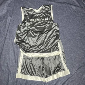 Set pantaloncini maglia basket vintage Air Jordan uomo XL grigio bianco atletico - Foto 1 di 11