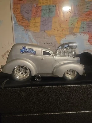 Muscle Machines 40 Ford Panel Wagon Pro Touring 1:18 Custom Streetrod golpeado  Foto 1 de 4