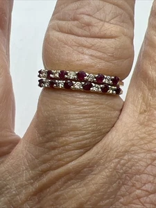 14k COPPIA anelli da impilare/matrimonio rubini e diamanti firmati JCR misura 7 - Foto 1 di 9