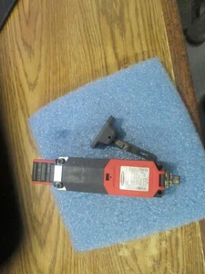 Banner Model: SI-LS42UMH Safety Switch with Key. PN: 47878. - Picture 1 of 2
