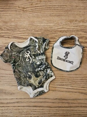 Browning 100% 棉迷彩 9 个月男女通用衬衫和 OS 围兜 — 第 1/4 张图片