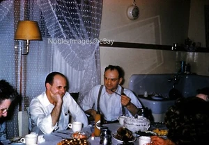 1950s Kitchen Table Men Suspenders Pipe Kodachrome Vintage Duplicate Slide - Bild 1 von 2