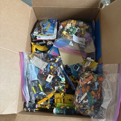 40lb Lego Lot, Lego Ninjago Figurines, Misc Lego friends Lego City Lego Technic - Image 1 of 4