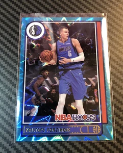 Kristaps Porzingis 2021-22 Panini NBA Hoops Teal Explosion Holo Parallel Dallas  - Bild 1 von 2