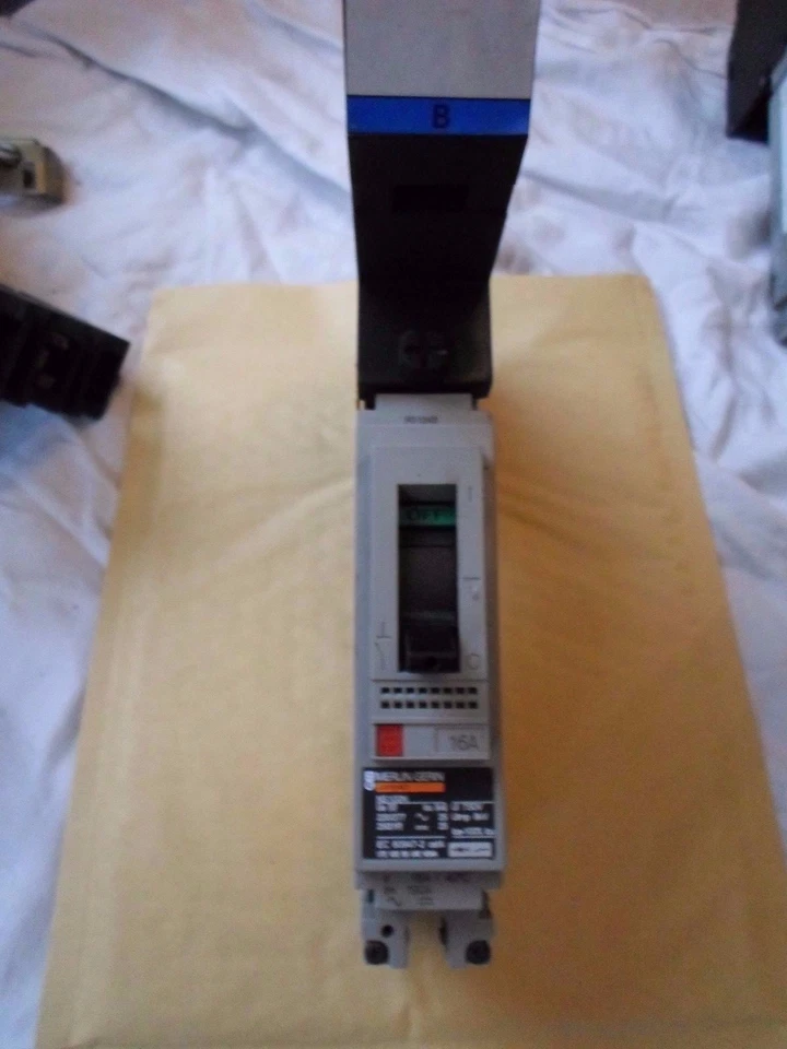 MERLIN GERIN NS100N 16 AMP MCCB MGP016/ MGP0161R CIRCUIT BREAKER - Image 1 of 1