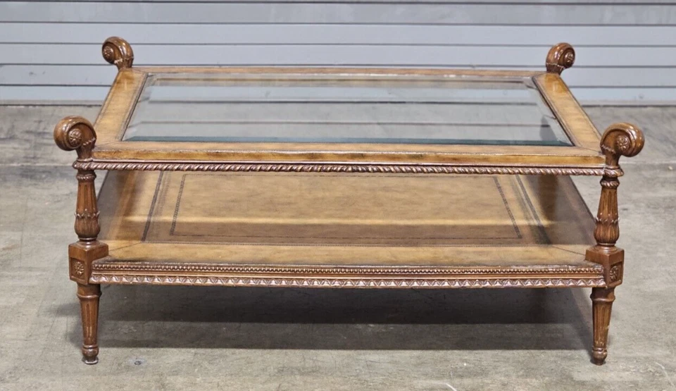 Mesa de centro de cóctel ocasional de caoba y cuero con tapa de vidrio Maitland Smith Foto 1 de 4