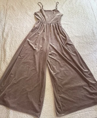 Mono Urban Outfitters Emmabella Terciopelo Cuello Cuadrado Pierna Ancha Beige Talla Pequeña Foto 1 de 4