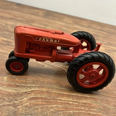 Vintage International Harvester IH Farmall Tractor 1/16 Toy Plastic Farm ** - Image 1 of 4