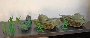Vintage Tim-ee Armee Männer Jeep, Panzer Scheinwerfer, Kunststoff Militär Spielzeug Soldaten - Bild 1 von 6