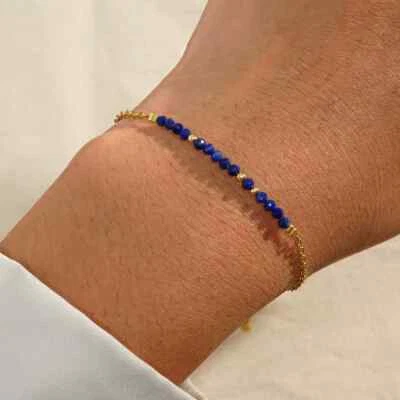 Delicada pulsera de piedra de nacimiento minimalista con cuentas de zafiro azul con cadena de oro de 14K Foto 1 de 4