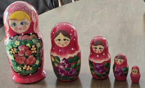 Russische verschachtelte Puppen (5 im Set) aus Holz und handbemalt - Bild 1 von 13