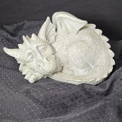 Bebé Dragón Durmiente Jardín Exterior Estatua Resina Adorable Criatura Mítica Foto 1 de 4