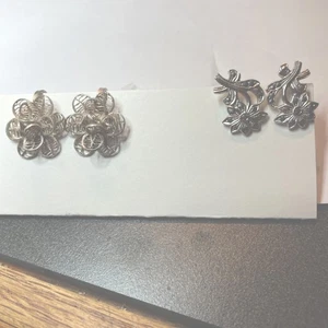 2 PR. Ohrringe mit Schraubverschluss Blume 1 Silber filigran 1 Markasit Grany Stil - Bild 1 von 4