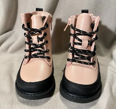 Carter's -Bota de Combate Cliona Niño, Rosa. Cremallera. Talla 5M. Nuevo con etiquetas.  Precio de venta sugerido por el fabricante $46. Foto 1 de 4