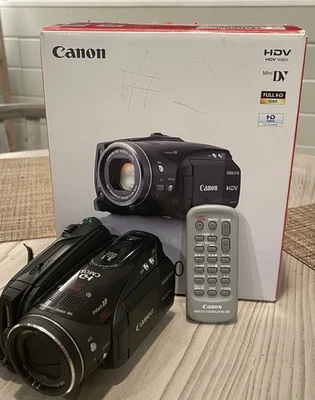 Canon VIXIA HV30 MiniDV HDV Camcorder - Image 1 of 4