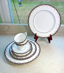 G140B~  2 Wedgwood Medici 5-Piece Place Setting Excellent Condition Plates Cups - Picture 1 of 10