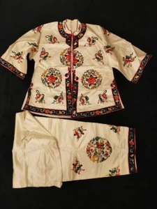 Antikes chinesisches 1900er Seide Satin handbesticktes Blumengewand und Hose - Bild 1 von 21