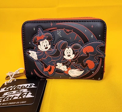 Loungefly 迪士尼米奇和米妮扫帚骑行万圣节夜光钱包 — 第 1/4 张图片