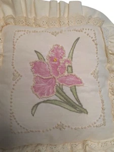 Kleines handbesticktes Dekokissen dekorative Spitze gerafft 7x7 cm - Bild 1 von 3