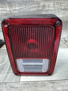 Jeep JK Wrangler OEM Passenger Right Side Rear Tail Light Lamp 2007-2017 156844 - Foto 1 di 9