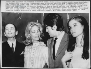 Foto de prensa original de Lauren Bacall Leslie Bogart Pierre Cardin Alain Delon años 60 - Imagen 1 de 2
