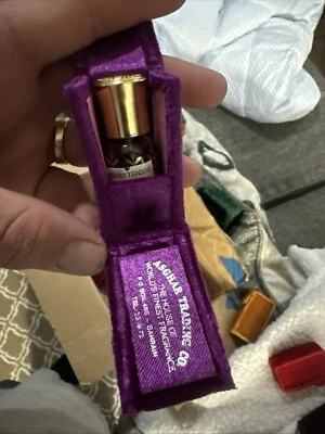 Estuche de terciopelo ciruela vintage Asghar Trading Co con broche de presión y perfume identificación escrita a mano Foto 1 de 2