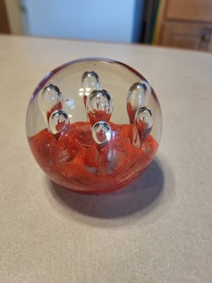VTG Art Glass Round Red Hand Blown Paperweight With Controlled Internal Bubbles Foto 1 de 4