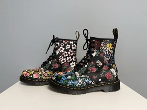 Neu Dr. Martens 1460 Pascal schwarze geblümte Mash-Up-Schnürstiefel Kampfstiefel für Damen 7 - Bild 1 von 6