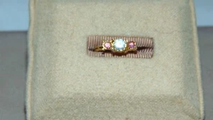 ANILLO TONO DORADO CON UNA PIEDRA TRANSPARENTE Y DOS PIEDRAS ROSAS TALLA 3 1/2 - 5 1/2 - Imagen 1 de 9