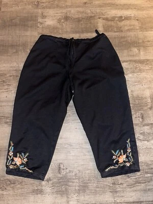 Calça jeans Lew Magram Capri feminina tamanho 14 preta floral cropped ajuste relax em excelente estado usado - Imagem 1 de 4